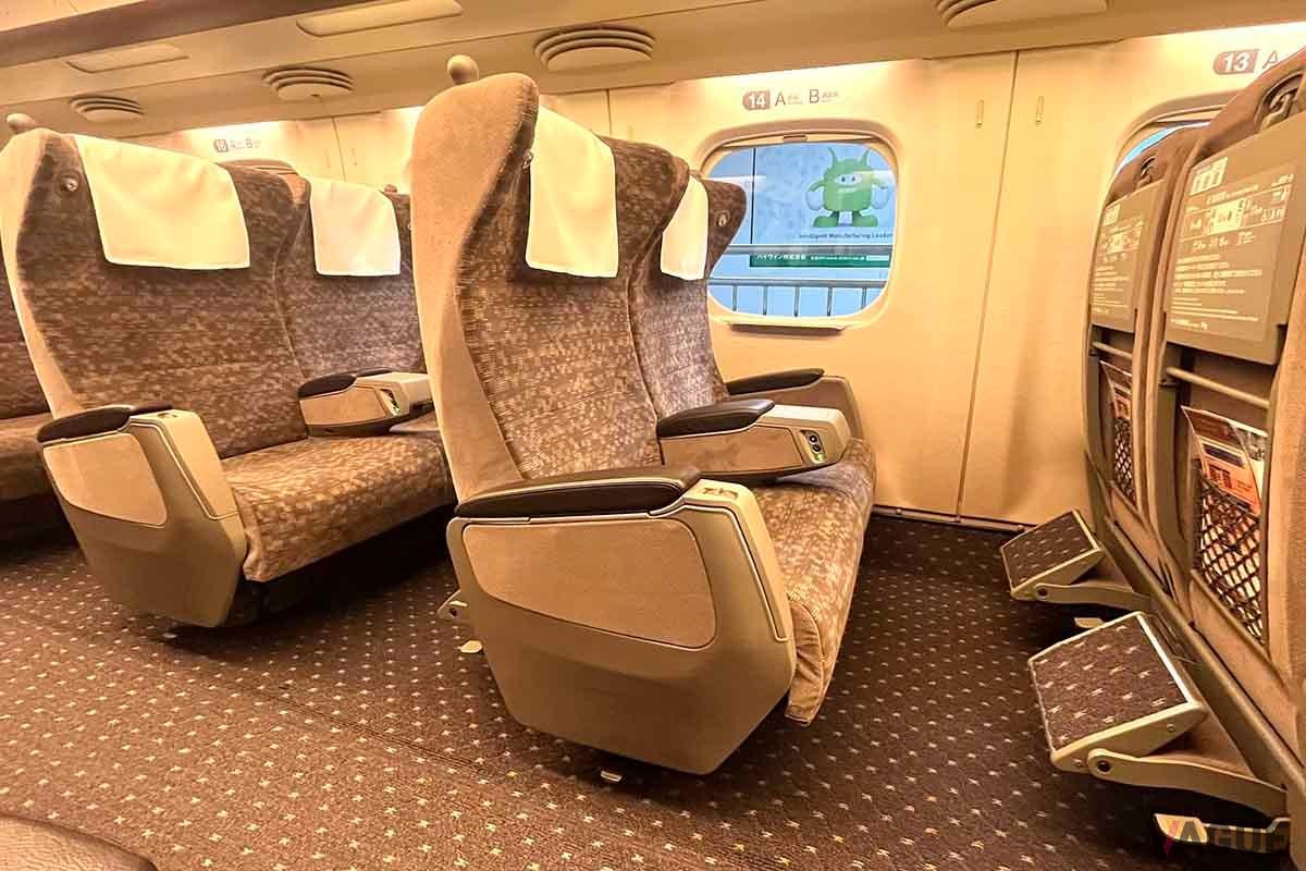 東海道新幹線のグリーン車。「のぞみ」に対して「こだま」は時間がかかるが、その分ゆったりとした旅ができると言い換えることもできる