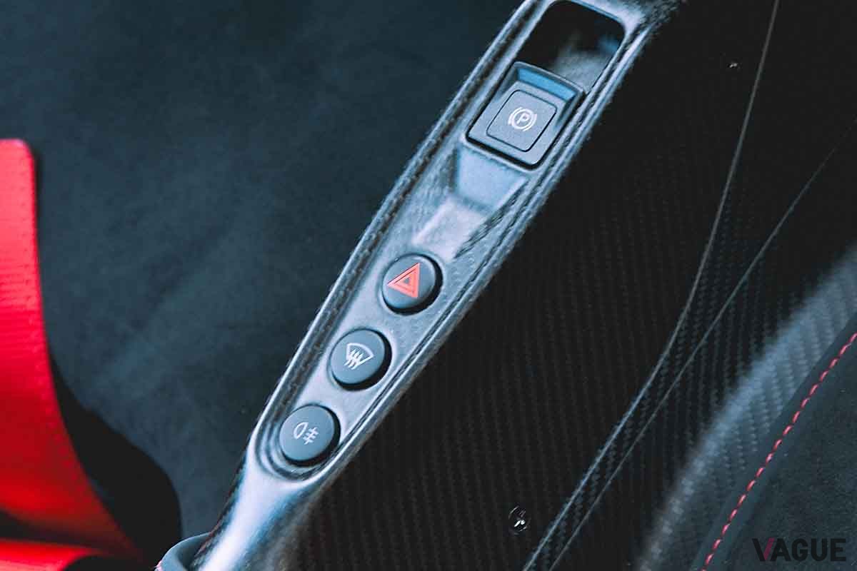 RMサザビーズオークションに登場した20222年式アストンマーティン「ヴァルキリー」走行距離わずか109㎞という極上車だ Alfie Goodrich ©2024 Courtesy of RM Sotheby's