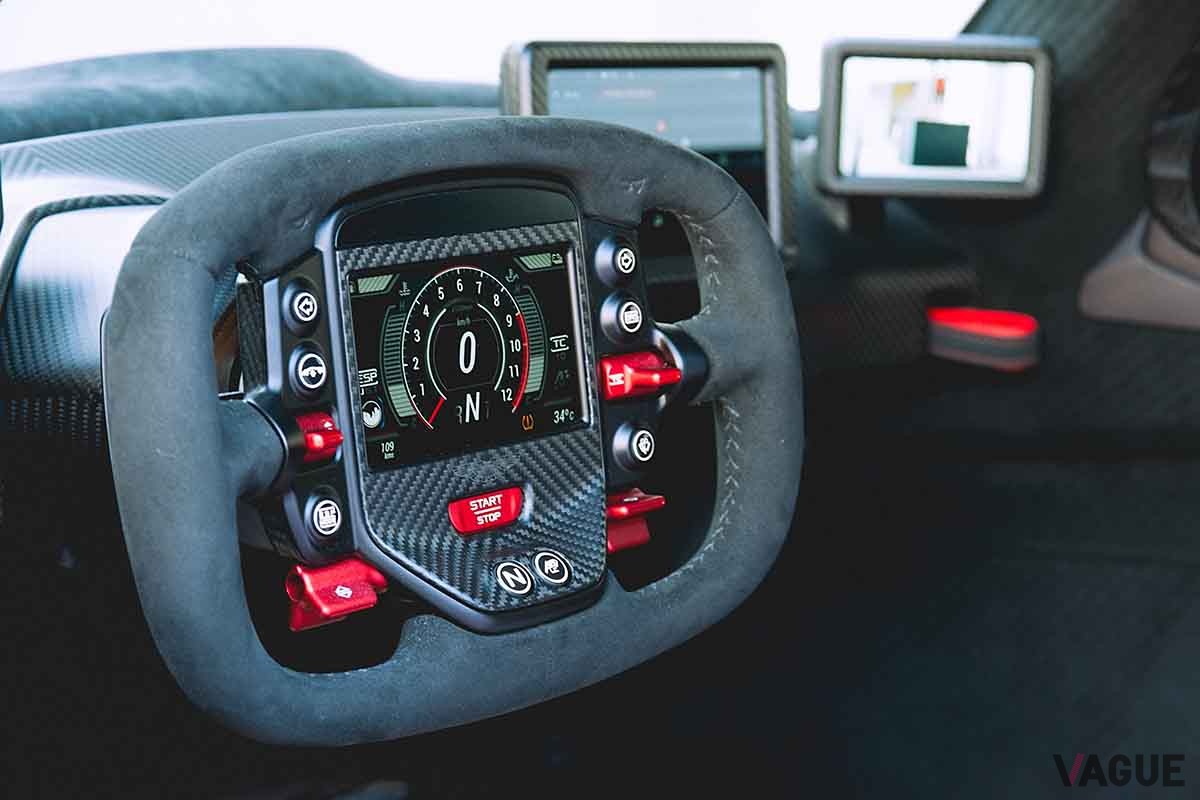 RMサザビーズオークションに登場した20222年式アストンマーティン「ヴァルキリー」走行距離わずか109㎞という極上車だ Alfie Goodrich ©2024 Courtesy of RM Sotheby's