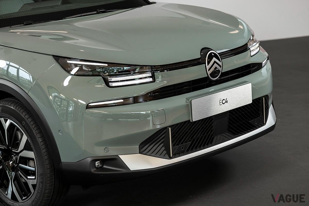 「えっ!?」シトロエン新型「C4」世界初公開 大幅マイナーチェンジで“ワル顔”から大胆にデザイン変更 | VAGUE(ヴァーグ)