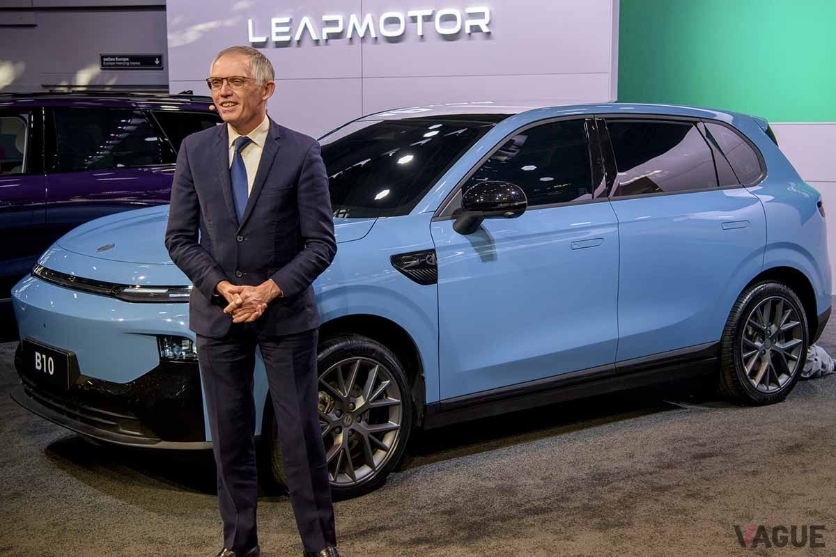 パリ国際モーターショー、リープモーターのブースで登壇するステランティスのCEOカルロス・タバレス氏