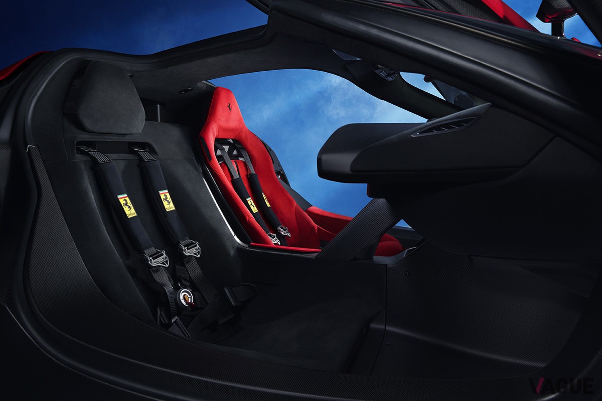 世界初公開されたフェラーリ新型「F80」のインテリア