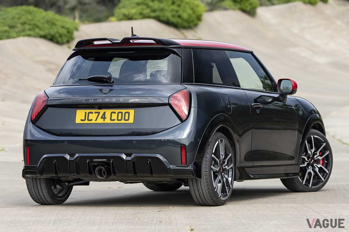 世界初公開された新型「ミニJCW」