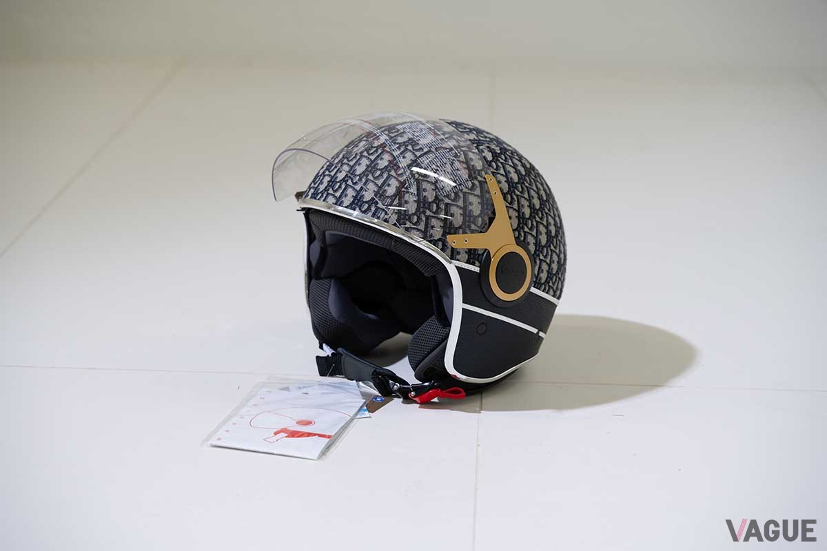 オークションに出品された2022年式ベスパ「946 クリスチャン・ディオールリミテッド・エディション」。ディオールのトップケースとディオールロゴのヘルメットが付くKevin McCauley(c)2024 Courtesy of RM Sotheby's
