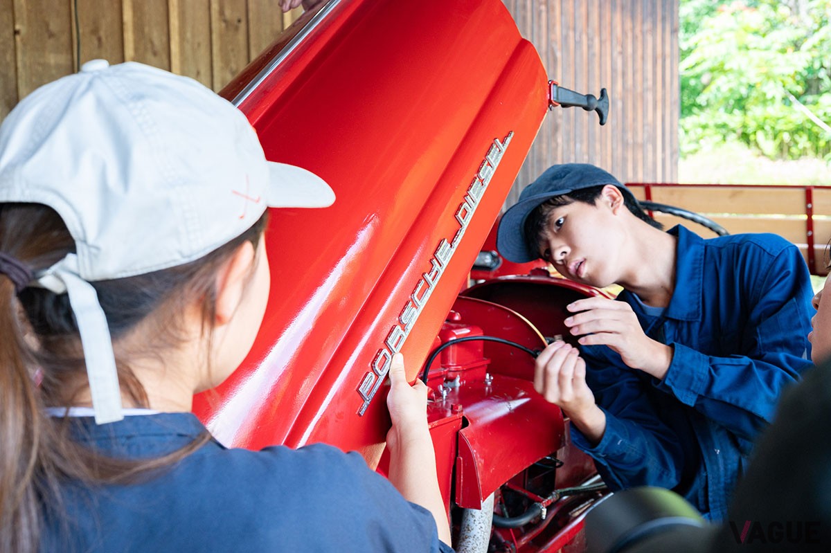 「LEARN with Porsche」のプログラム“ポルシェで耕せ～”では、2024年も7名の高校生たちが古いポルシェのトラクターをレストアした