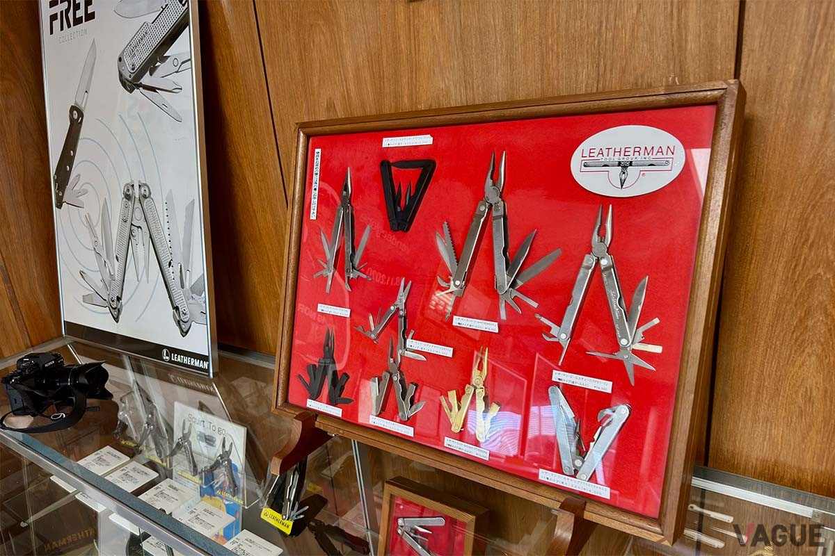 レザーマンツールジャパンの会議室には、往年の名機がずらりと飾られます