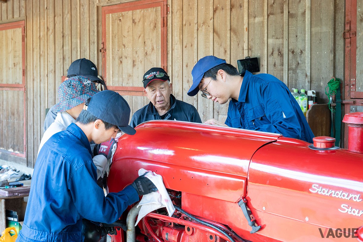 「LEARN with Porsche」のプログラム“ポルシェで耕せ～”では、2024年も7名の高校生たちが古いポルシェのトラクターをレストアした