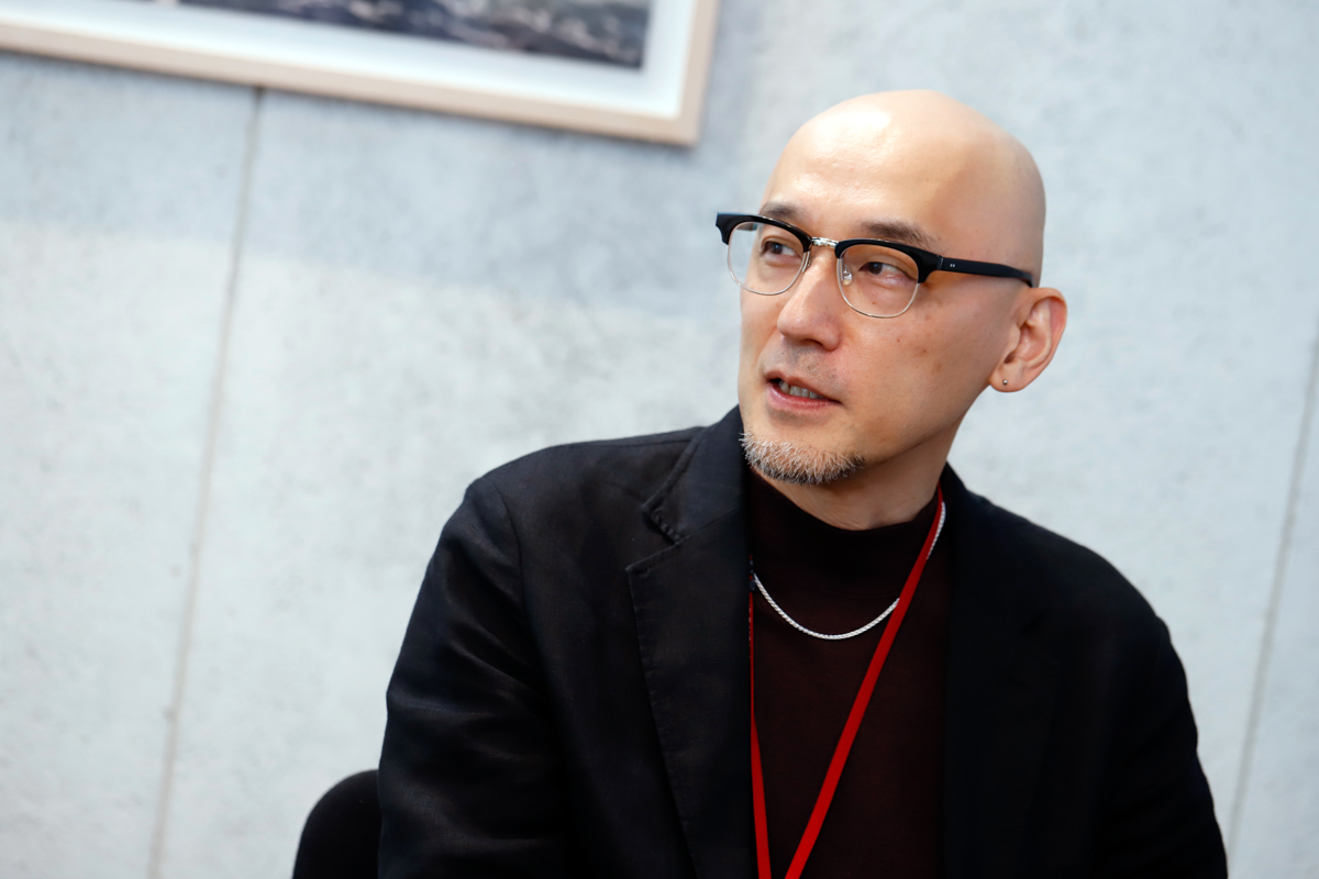 「ファンの気持ちに応えたい一心で機能拡充をしている」と話す原聡さん 撮影場所： WeWork