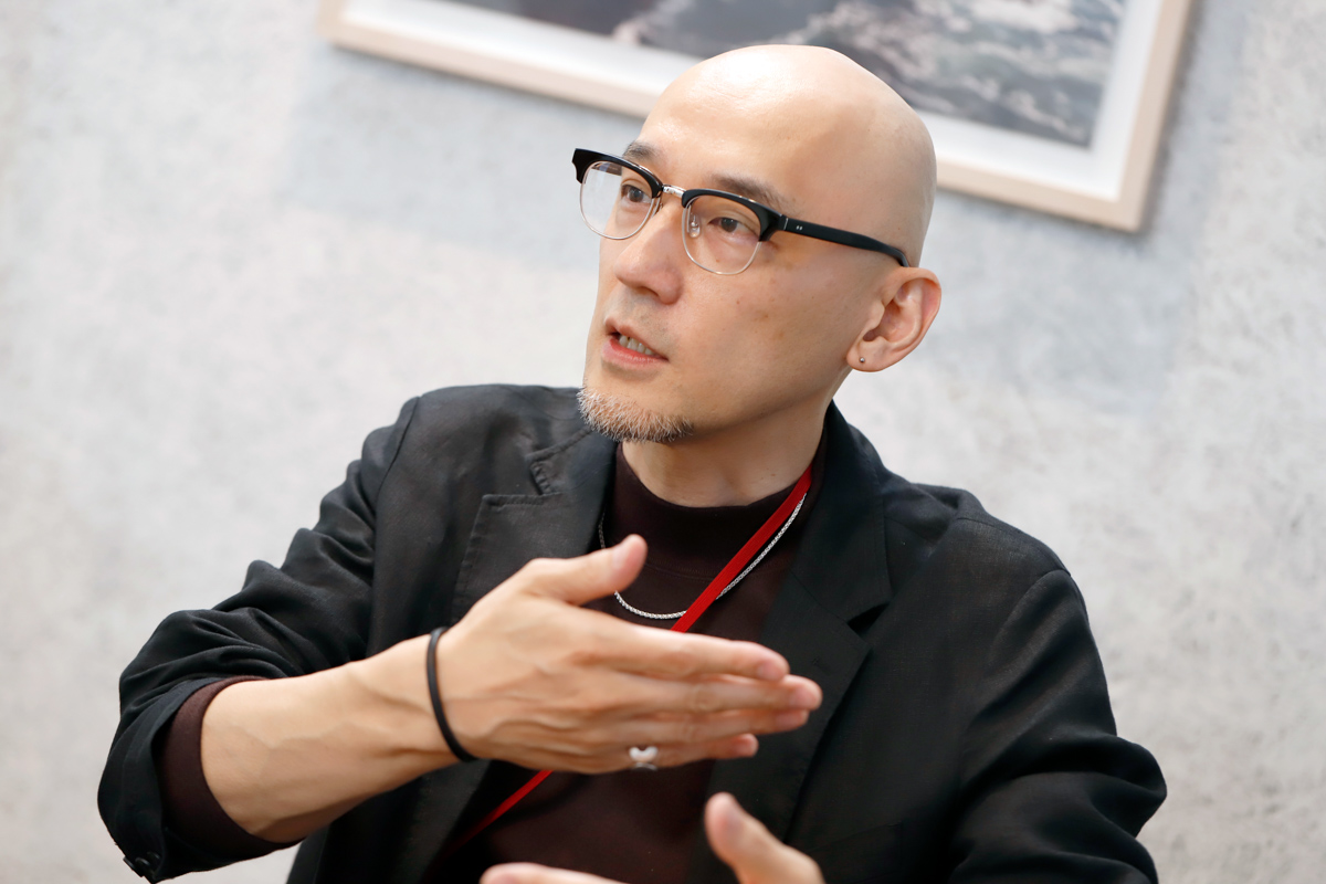 「ファンの気持ちに応えたい一心で機能拡充をしている」と話す原聡さん 撮影場所： WeWork