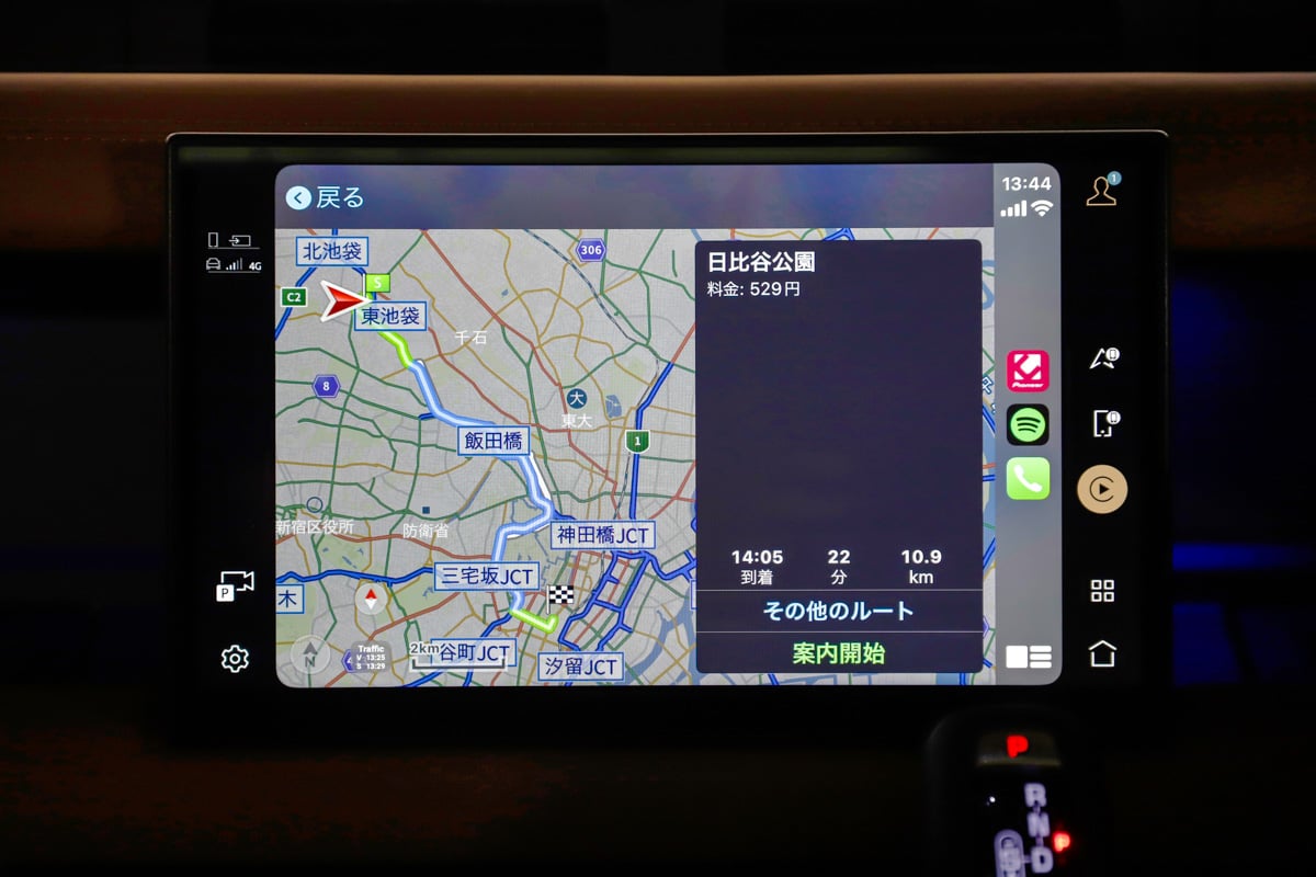 Apple CarPlayを使用して車両に映し出されるCOCCHiの画面。日比谷公園など著名な場所はすぐに検索が可能