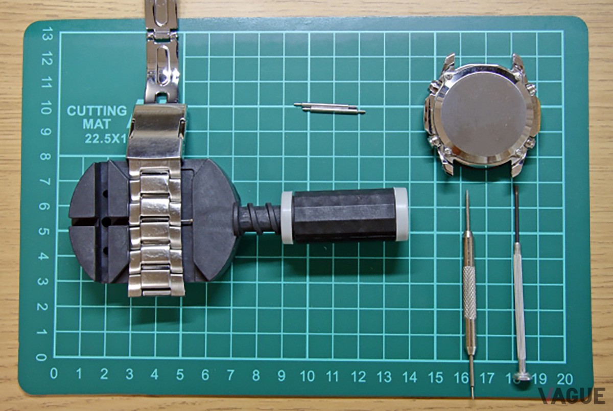 ブレスレットのすき間を掃除するため本体から外すと、よりキレイにできる
