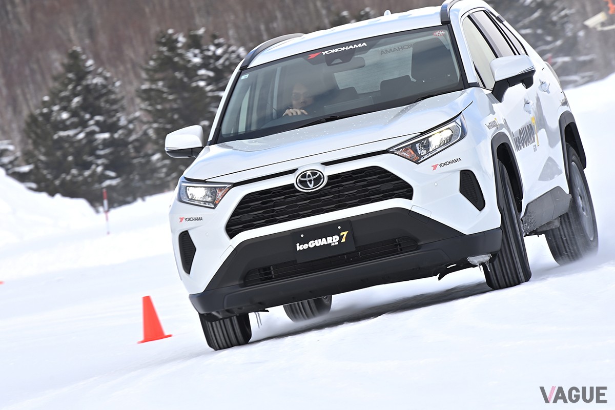 ヨコハマの最新スタッドレスタイヤ「アイスガード7 iG70」を装着したRAV4で雪上を走行