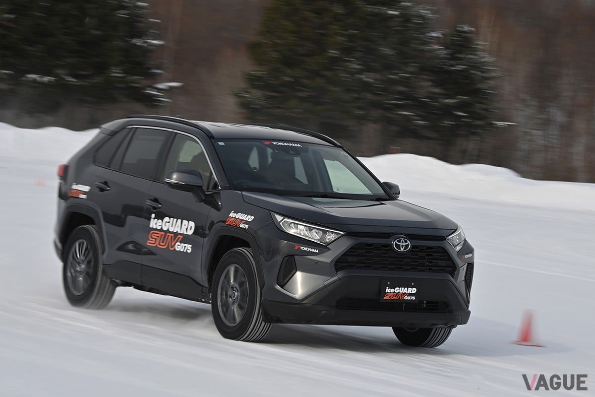 ヨコハマのSUV用スタッドレスタイヤ「アイスガードSUV G075」を装着したRAV4で雪上を走行