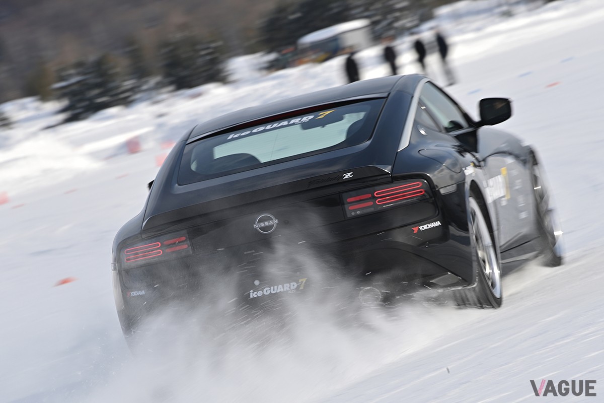 ヨコハマの最新スタッドレスタイヤ「アイスガード7 iG70」を装着したフェアレディZで雪上を走行