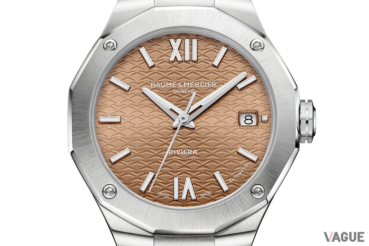 地中海から望むエステレル山岳違いの乾いた岩の連なる丘陵を、サン・サテン仕上げのラッカーダイヤルで表現する