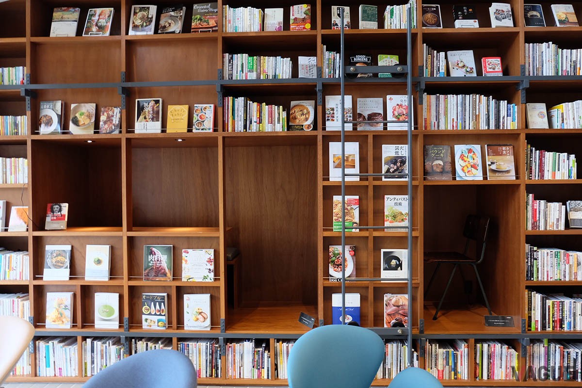 読みたい本が見つかったら、好きなチェアや読書スペースで気の向くままに読書