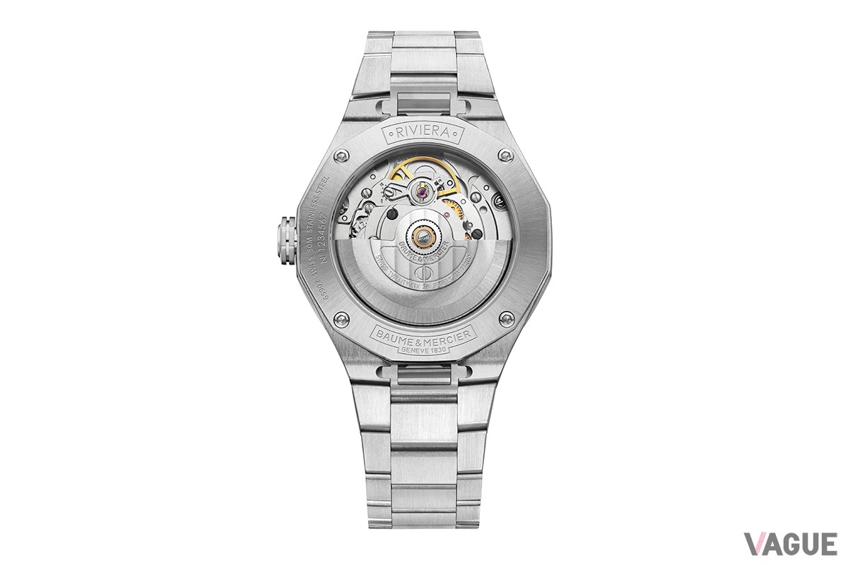 搭載ムーブメントはパワーリザーブ38時間、振動数4Hzの自動巻きムーブメントSW200。8角形のリューズにはブランドロゴとなっている「φ」 のマークの刻印が輝く