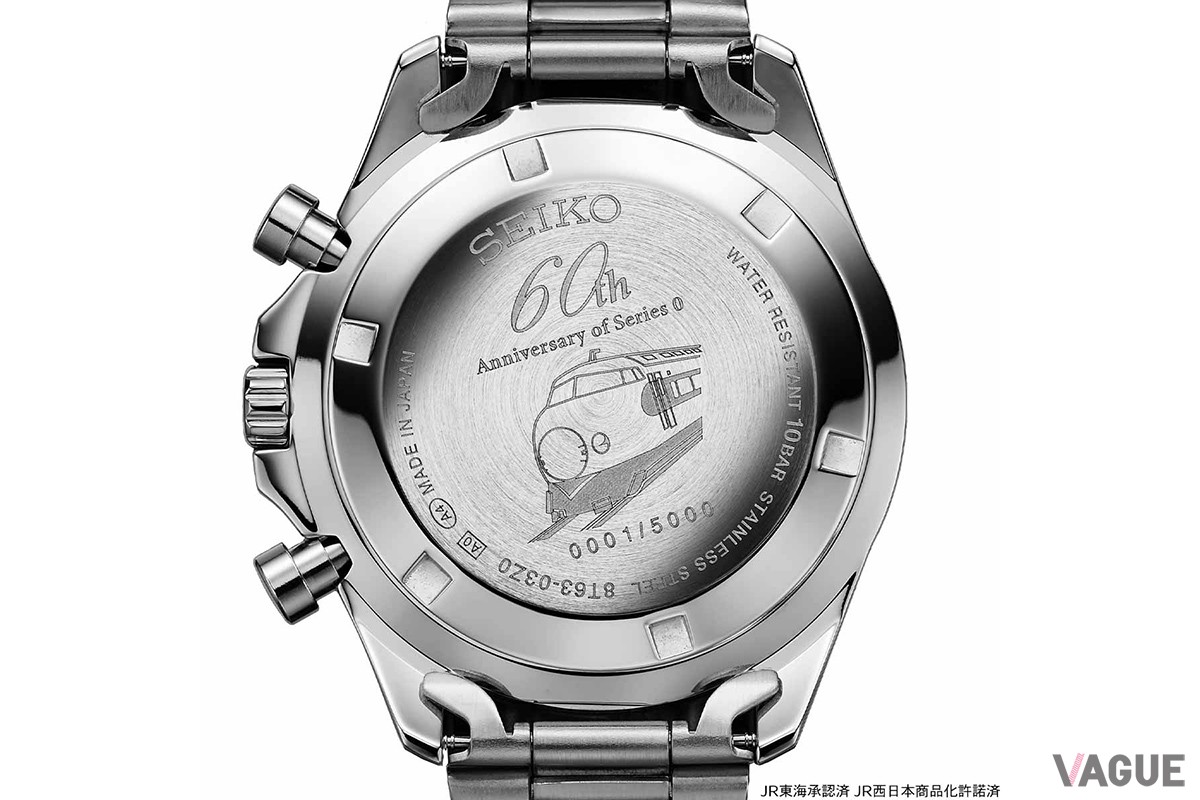 ケースバックには疾走する0系ひかり号の姿を線描で刻印。大きく刻まれた60周年記念の銘とエディションナンバーが限定モデルの証だ