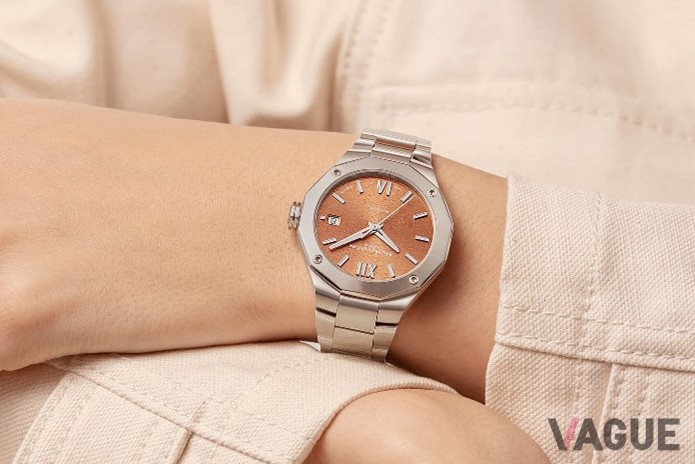 36mm径・9.5mm厚のスリムなサイズ。性別を問わず身につけられるのも現代の価値観にふさわしい。「リビエラ レディス テラコッタ」（品番：M0A10764　42万9000円、消費税込）