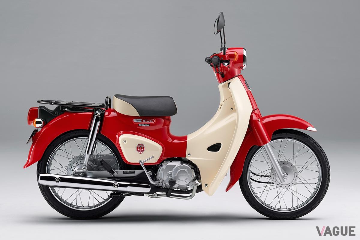 2018年8月に登場したホンダ「スーパーカブ50・60周年アニバーサリー」。マグナレッドを主体としたボディーカラーが眩しい