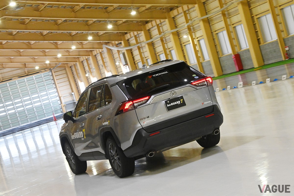 氷盤路でヨコハマの最新スタッドレスタイヤ「アイスガード7 iG70」を装着したRAV4で制動性能を確認
