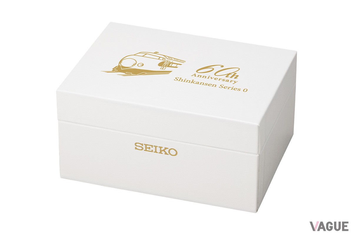 風格漂う純白の特製パッケージ。金色の箔押しは本モデルだけの特別仕様。プレゼントも喜ばれそうだ