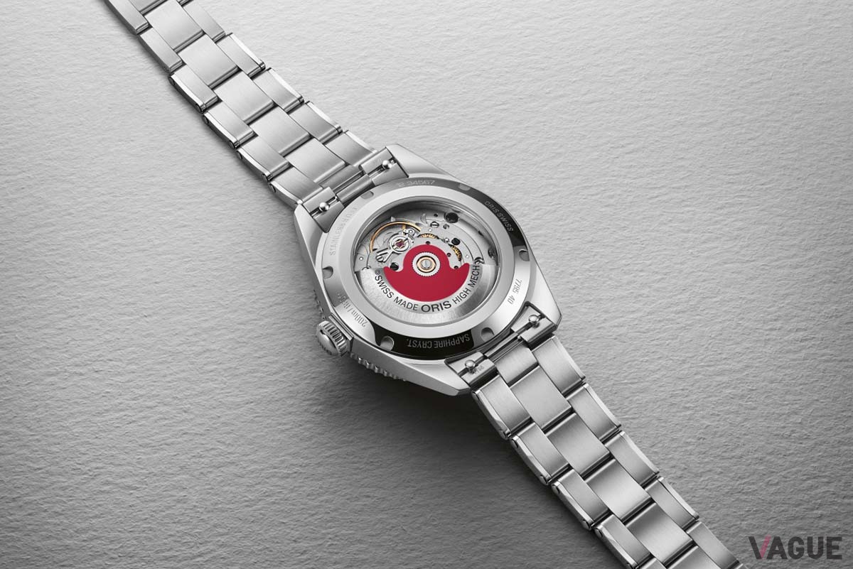 ミネラルガラスを採用したシースルー仕様のケースバックからのぞかせる自動巻きキャリバー“ORIS 733”。赤色のローターはオリスのトレードマークだ