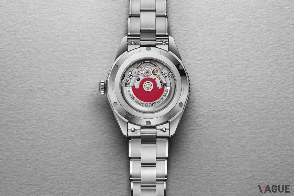ミネラルガラスを採用したシースルー仕様のケースバックからのぞかせる自動巻きキャリバー“ORIS 733”。赤色のローターはオリスのトレードマークだ