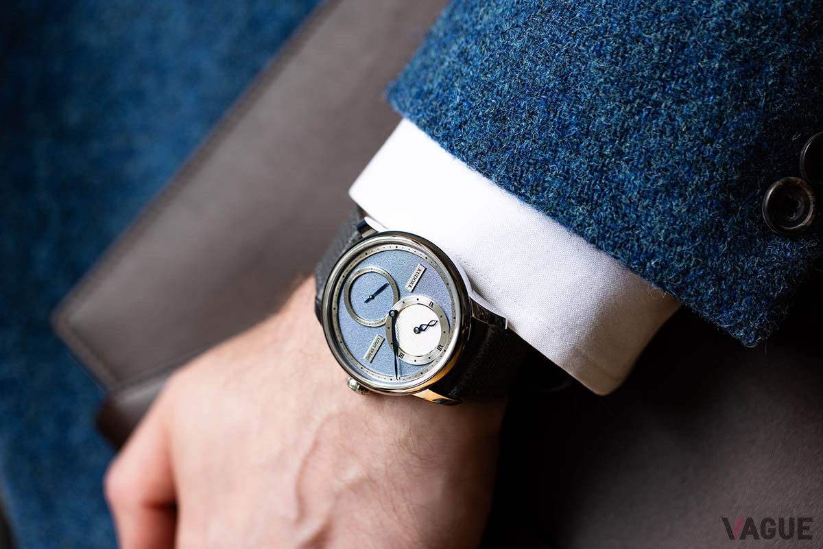 ケースサイズは程よい大きさの42mm径。ブルーの濃淡が手元にアーティスティックな感性と知性を感じさせる