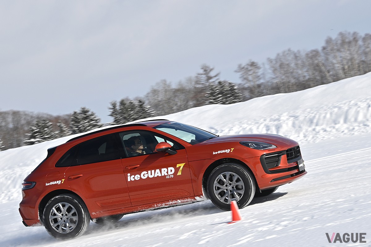 ヨコハマの最新スタッドレスタイヤ「アイスガード7 iG70」を装着したマカンで雪上を走行