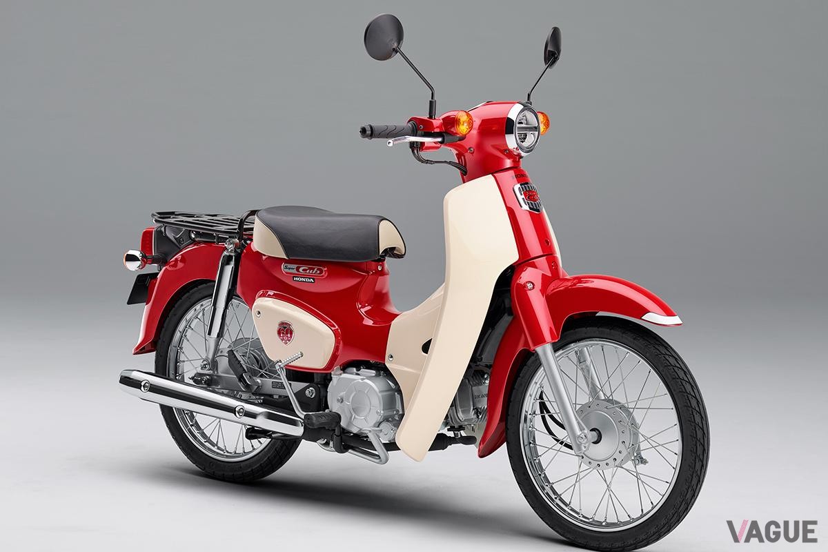 2018年8月に登場したホンダ「スーパーカブ50・60周年アニバーサリー」。マグナレッドを主体としたボディーカラーが眩しい