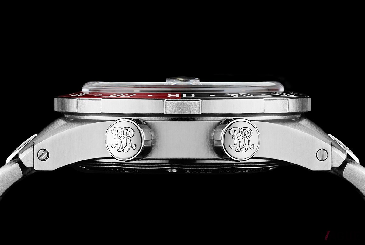 ふたつのリューズによりアラームとGMTの操作を簡潔に行える