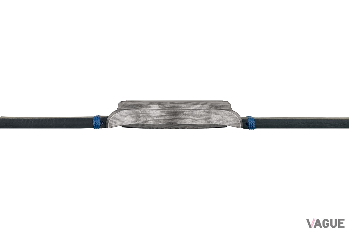 製法の必然による現れる層がユニーク。ケースサイドから存分に堪能できる