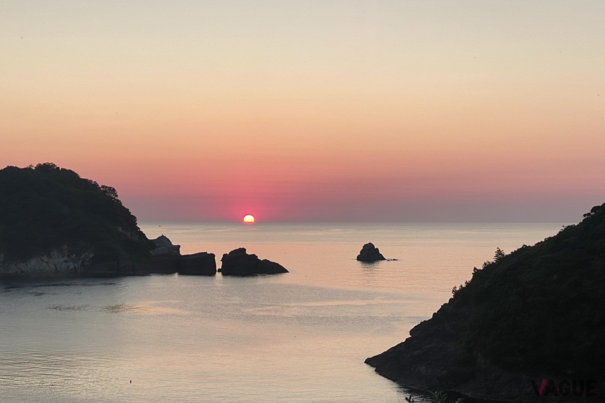 日本海の美しさとダイナミックでほぼ手つかずのまま残っている自然の美しさを堪能