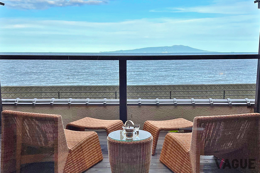 相模湾や伊豆大島を望む、プライベートなウッドデッキ