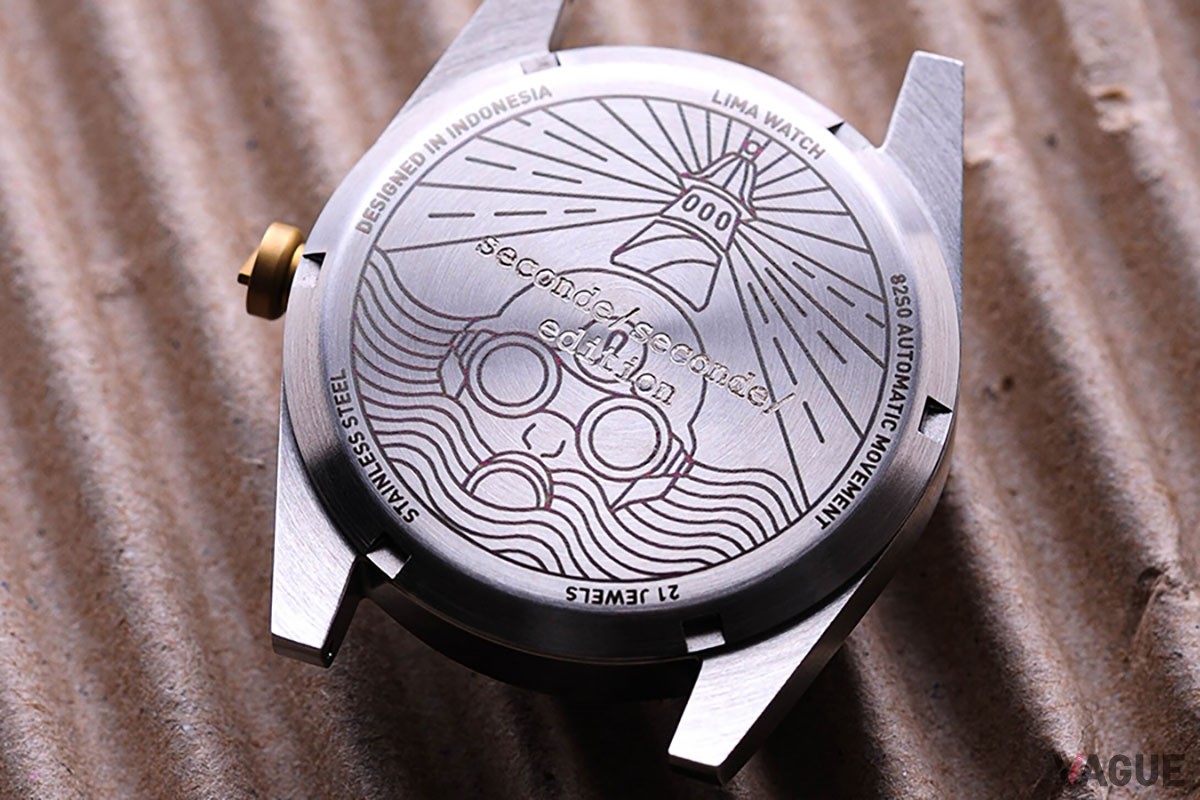 イラストがユニークな裏蓋。“Seconde Seconde”コラボモデルでは特別な刻印も