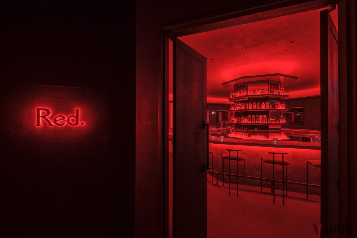 地下フロアのナイトラウンジ「Red.」では200種類のジンやシーシャが楽しめる