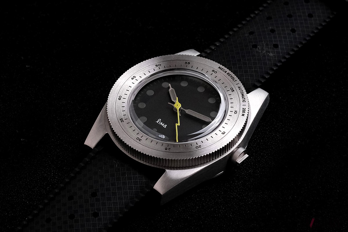 「Meca Revolt」のGhost Edition。シルバーのベゼルを付けるとまた印象が大きく異なる
