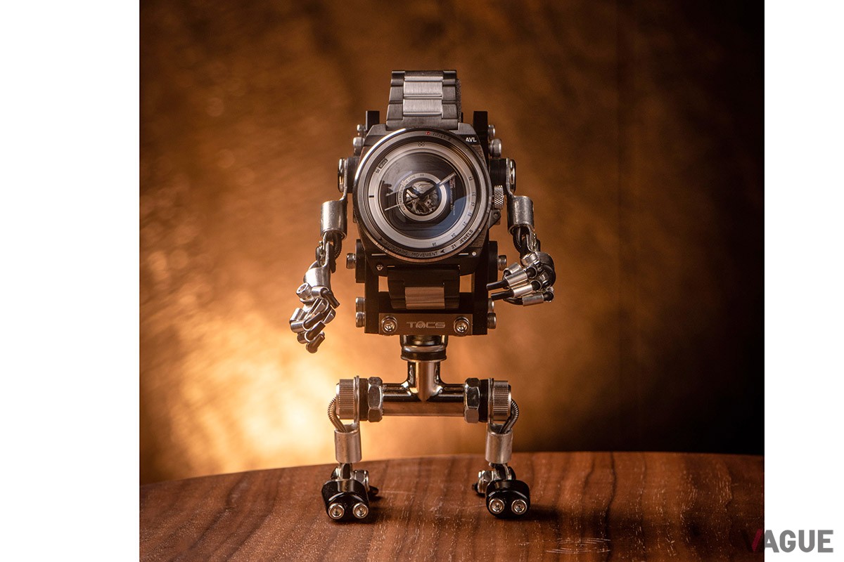 時計をセットするとそれがロボットの顔となり息を吹き込まれたよう