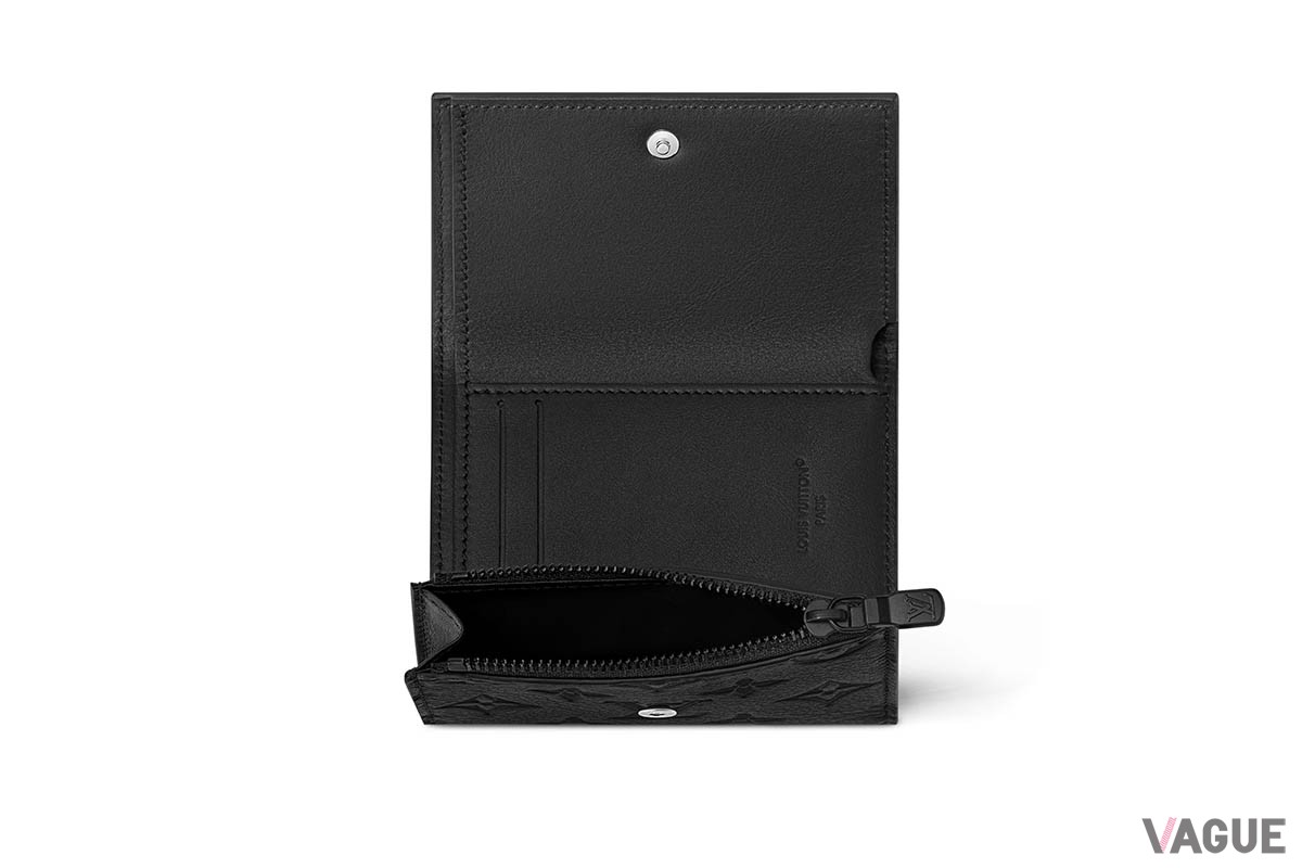 5つのカードスロットやファスナーポケットを搭載