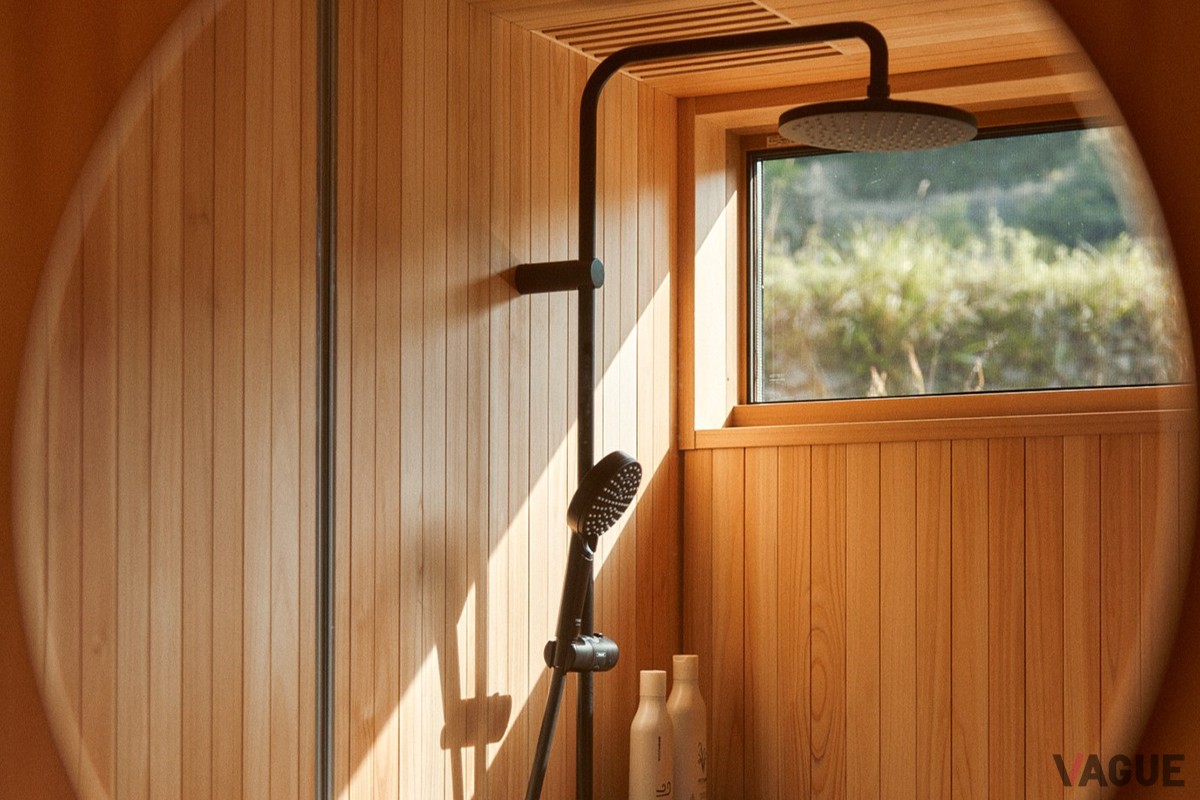 部屋の中にはトイレとシャワーを完備