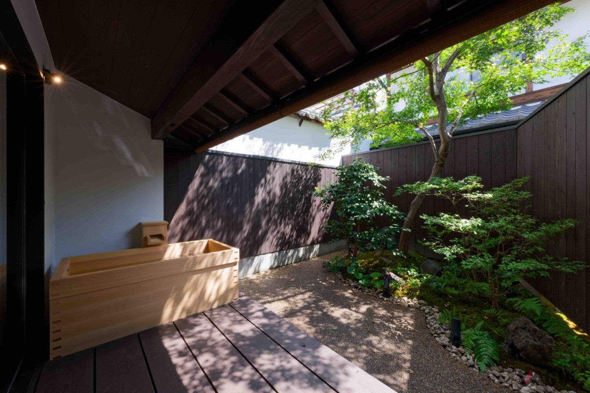 大工・左官・和紙・建具・家具・庭・簾など京都の職人と組みながら作り上げた