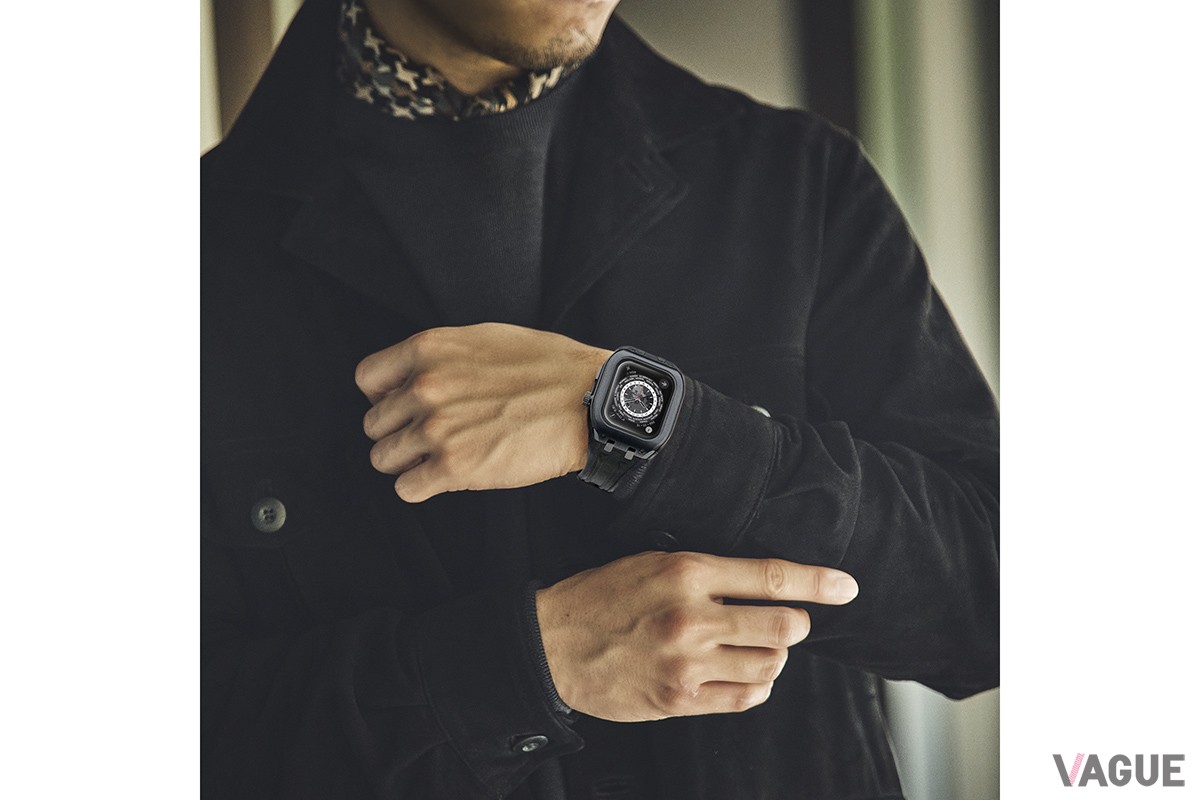 「Ash Blue」のカラーならブラックの服装に溶け込みつつもわずかにアクセント効果を与えてくれる