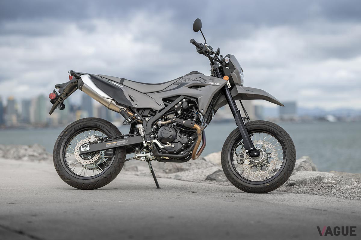 2025年1月13日に発売されることが決定したカワサキの新世代“スーパーモト”「KLX230SM」
