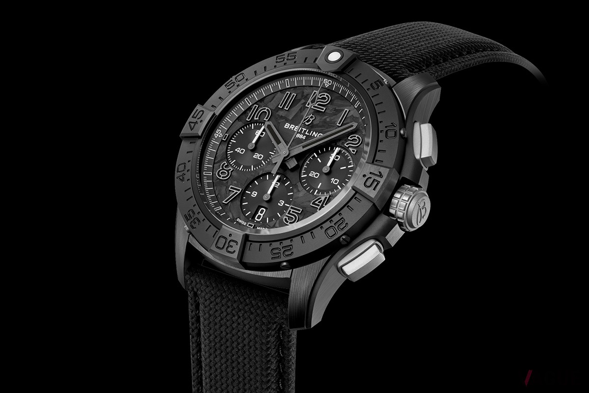 完全にブラックで統一されたステルス感あふれるデザインが特徴的な、日本先行発売の「アベンジャー B01 クロノグラフ 42 ナイトミッション」ニューバージョン