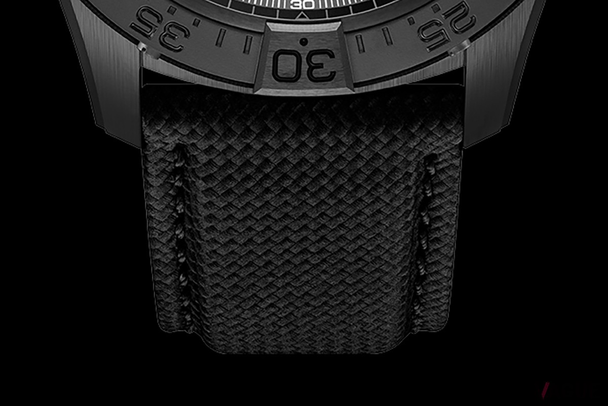 ブラックアウトされたインデックス、中央の時分針とクロノグラフ秒針、さらにブライトリング初となるブラック・スーパールミノバを採用