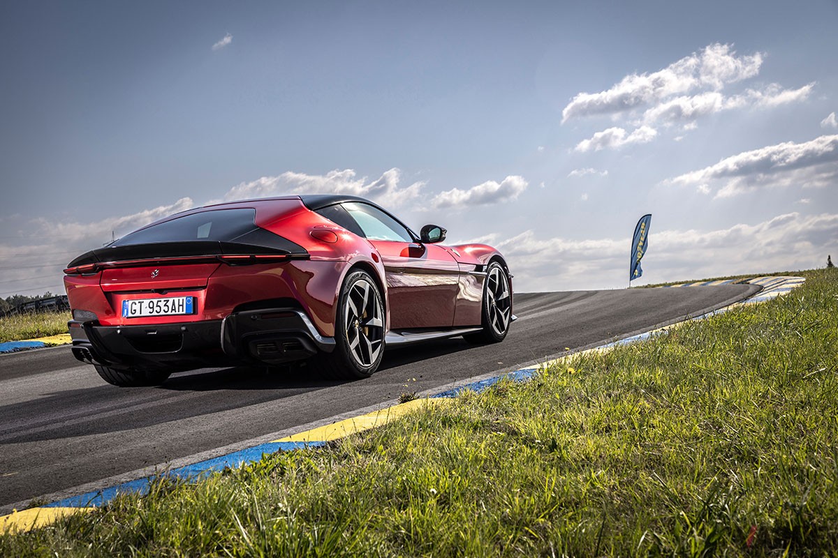 フェラーリ「ドーディチ チリンドリ」