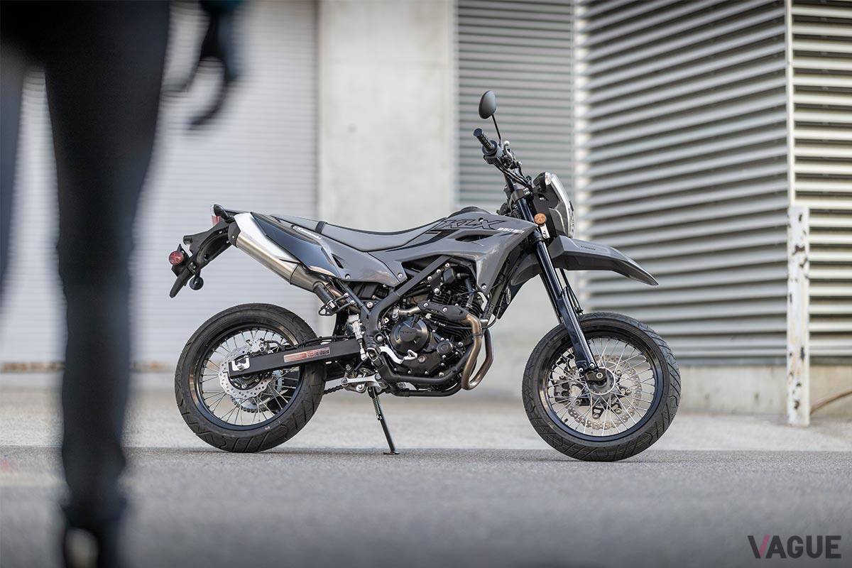 2025年1月13日に発売されることが決定したカワサキの新世代“スーパーモト”「KLX230SM」