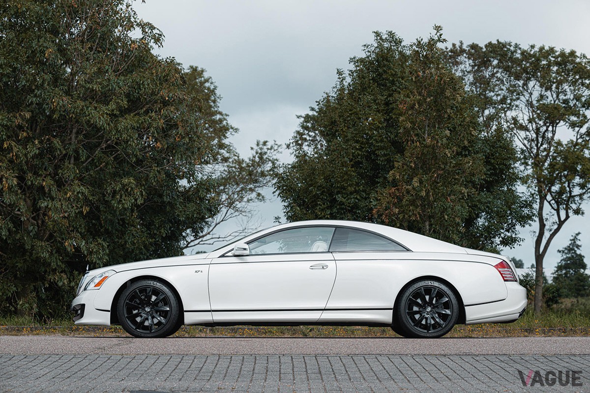 クーペ化によりサイドビューはベースとなったセダンから大きく変更されている（C）Bonhams