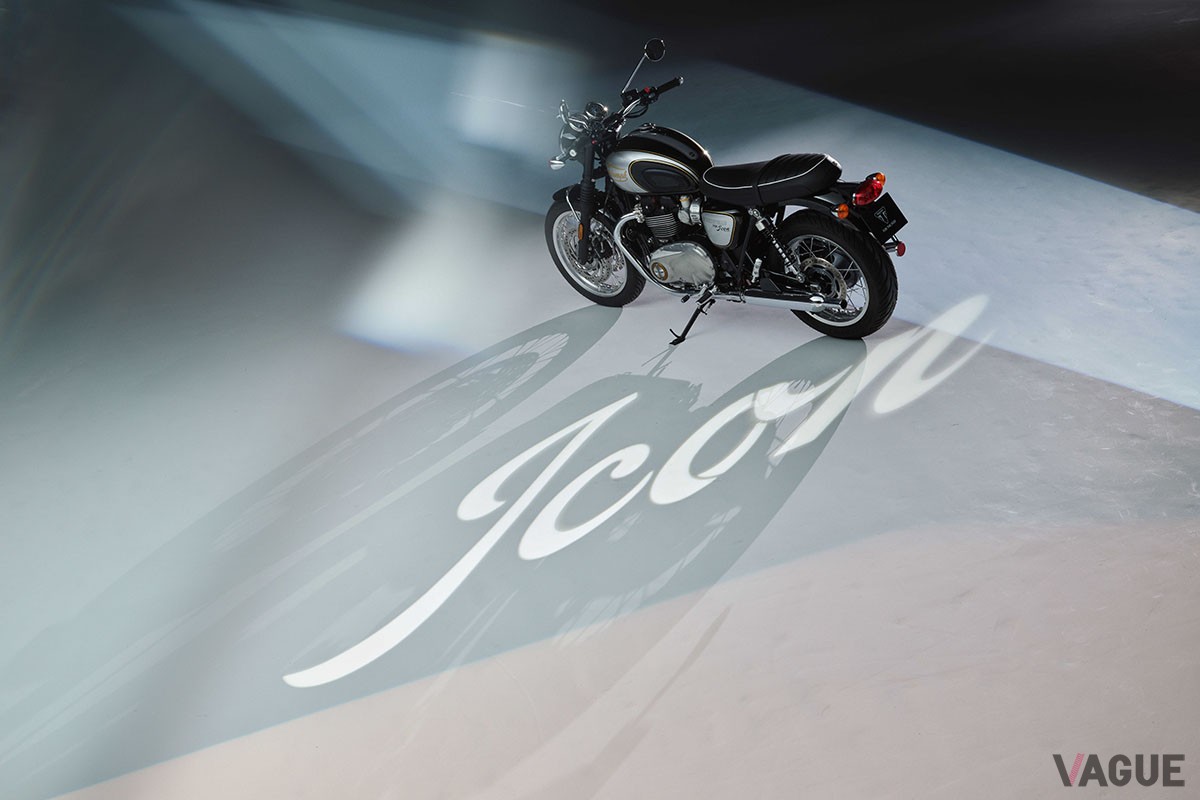 トライアンフの人気モデルに設定された筆記体のブランドロゴを廃した限定コレクション「ICON EDITION」